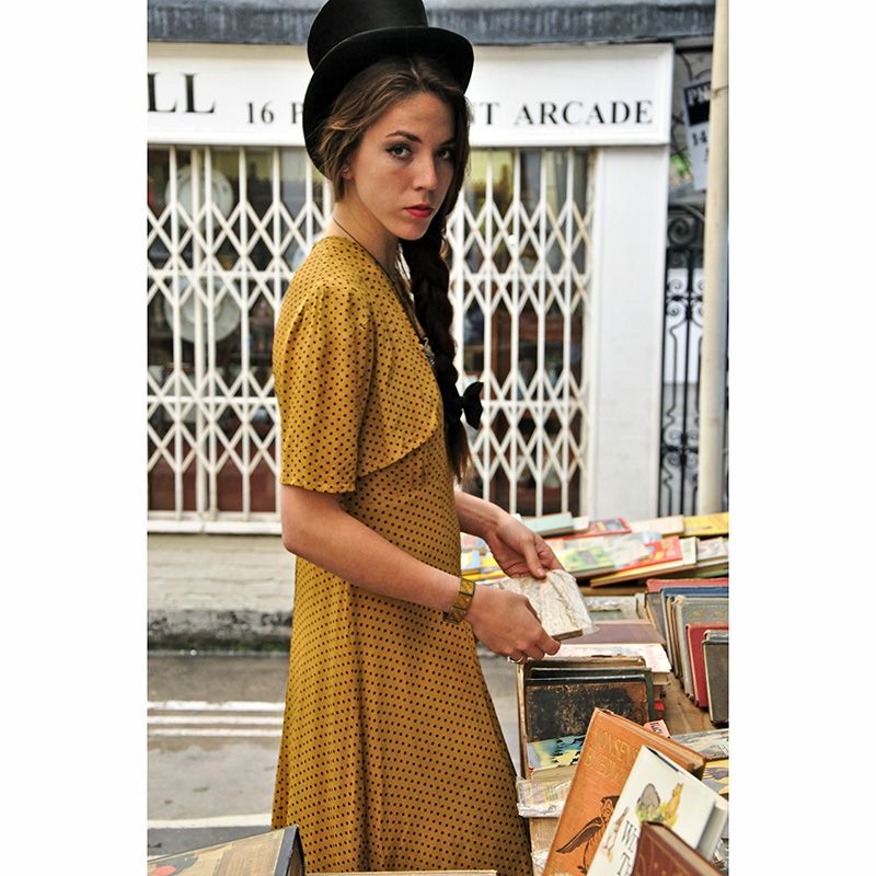 Four & Twenty Blackbirds - Vintage Costume, Fashion Lace & Textiles, Necklaces, Bracelets, Boots, Books, Top Hats - Camden Passage