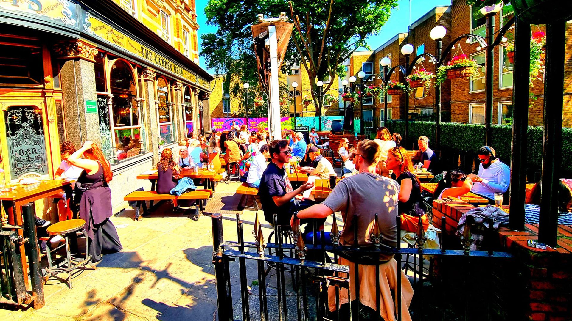 The Camden Head - Traditional London Pub with an Extensive Menu and Large Beer Garden - Camden Passage