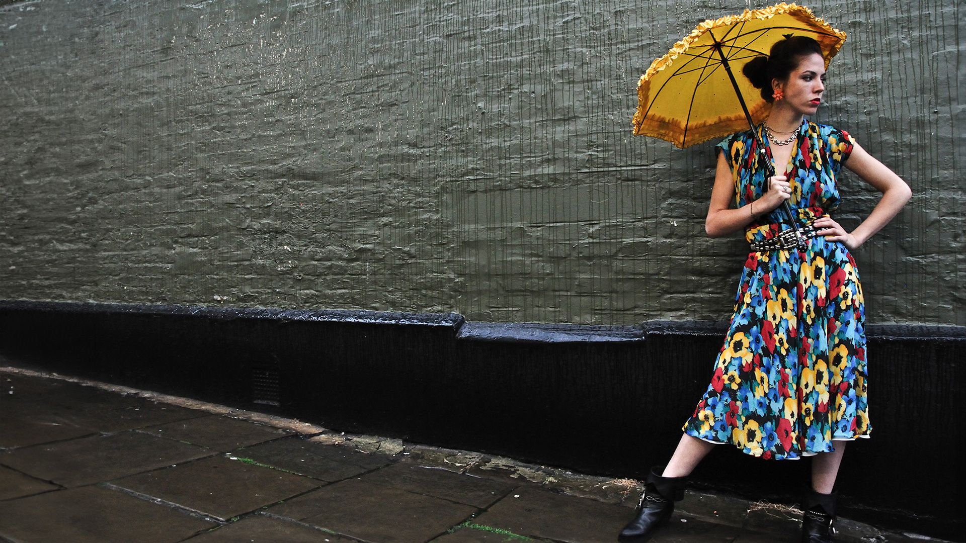 Four & Twenty Blackbirds - Vintage Costume, Fashion Lace & Textiles, Necklaces, Bracelets, Boots, Books, Top Hats - Camden Passage