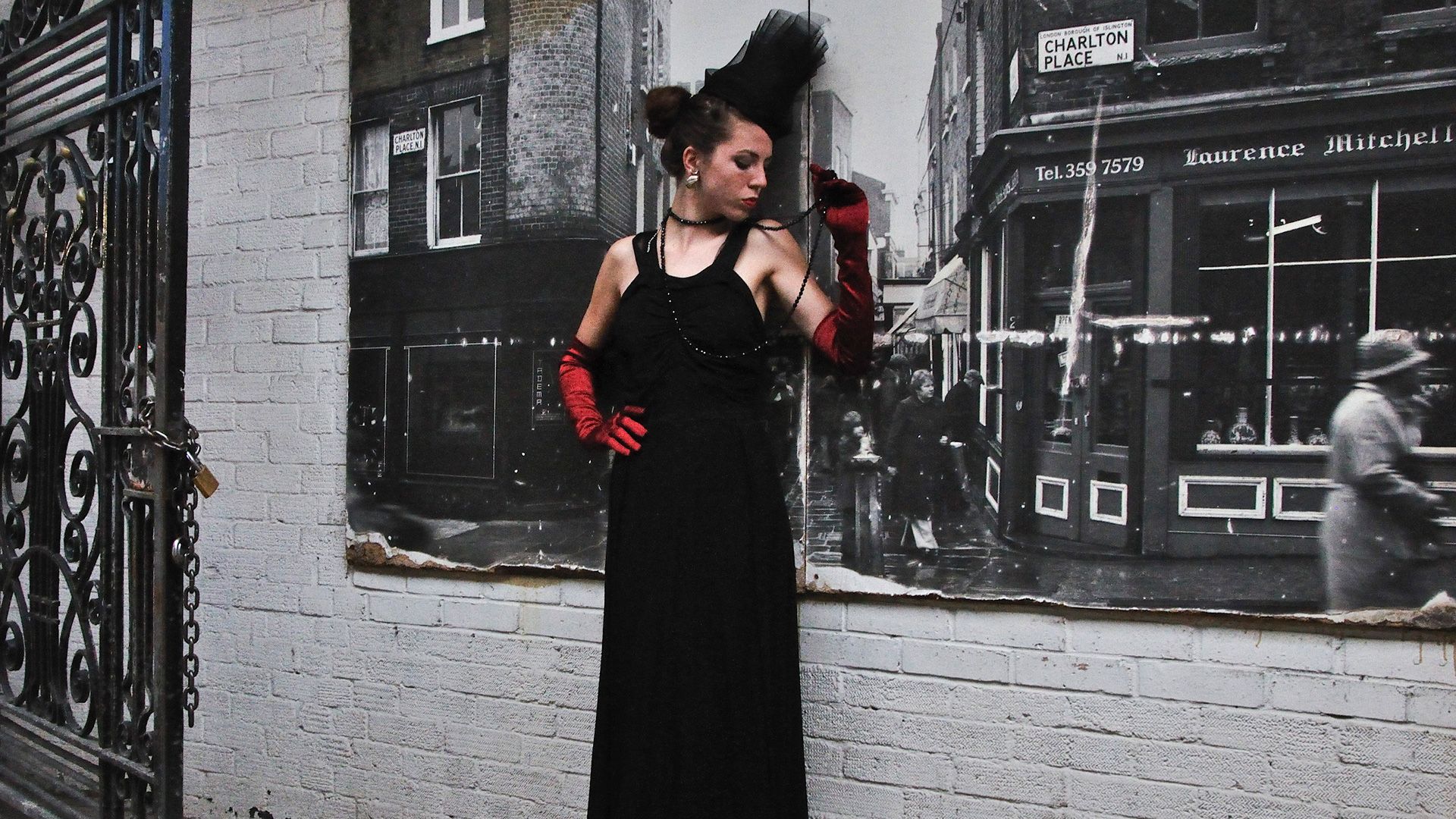 Four & Twenty Blackbirds - Vintage Costume, Fashion Lace & Textiles, Necklaces, Bracelets, Boots, Books, Top Hats - Camden Passage